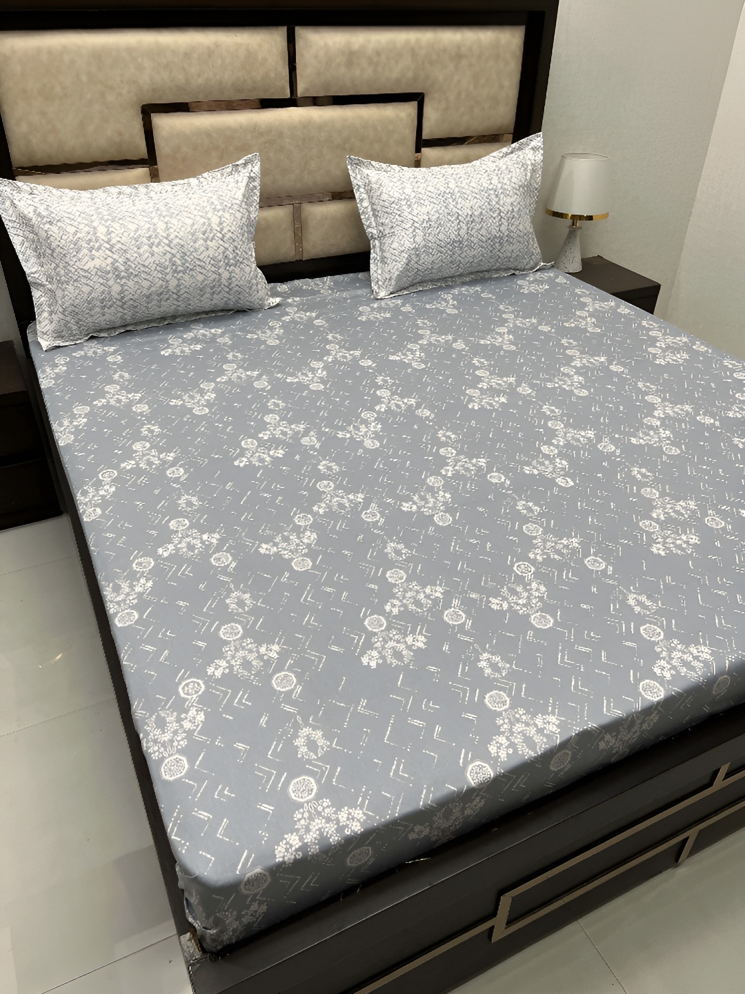 

Pure Decor Blue & White Floral Cotton 300 TC King Bedsheet with 2 Pillow Covers