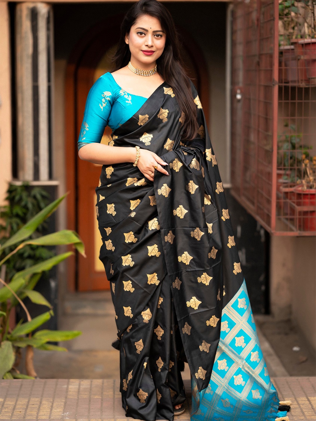 

Mitera Woven Design Zari Saree, Blue