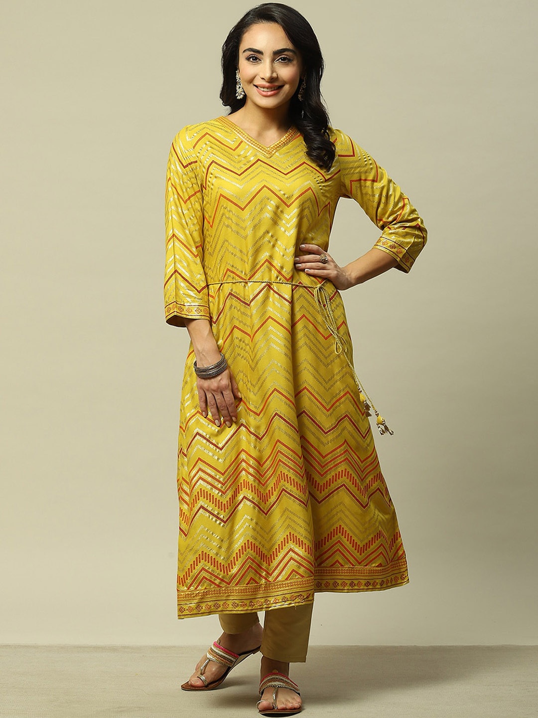 

Rangriti Chevron Woven Design Sequinned Round Neck A-Line Kurta, Lime green