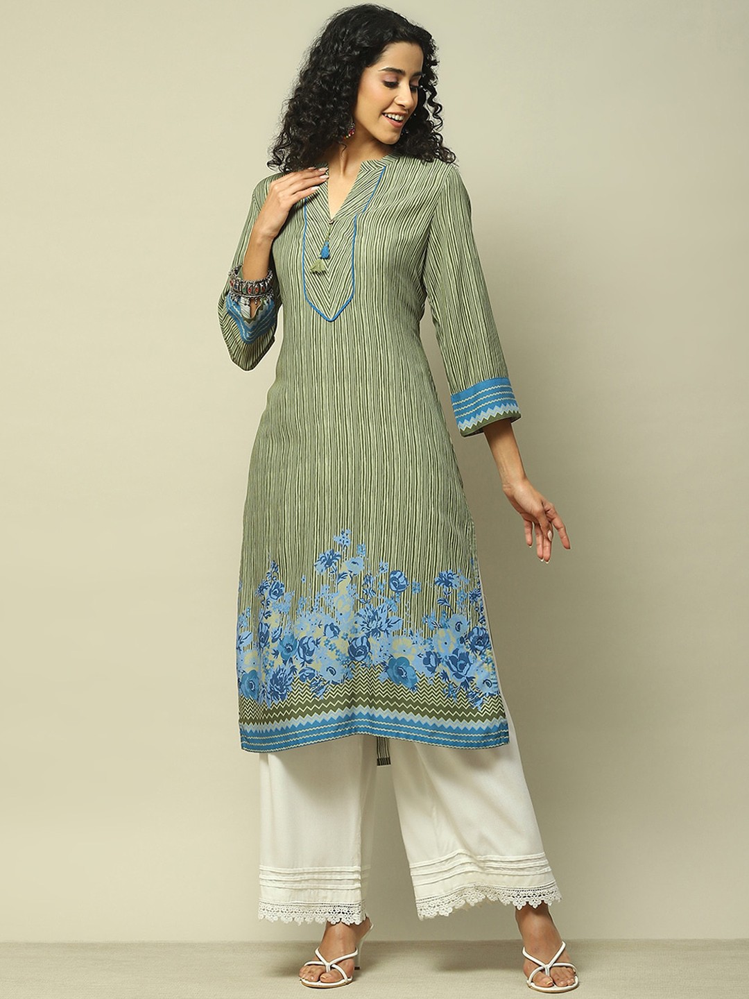 

Rangriti Floral Printed V-Neck Strigth Kurta, Green