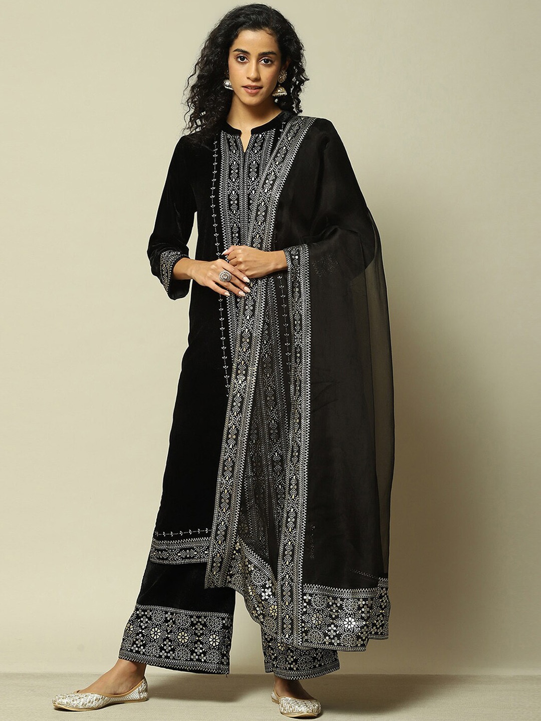 

Rangriti Floral Printed Mandarin Collar Regular Straight Kurta with Palazzos & Dupatta, Black
