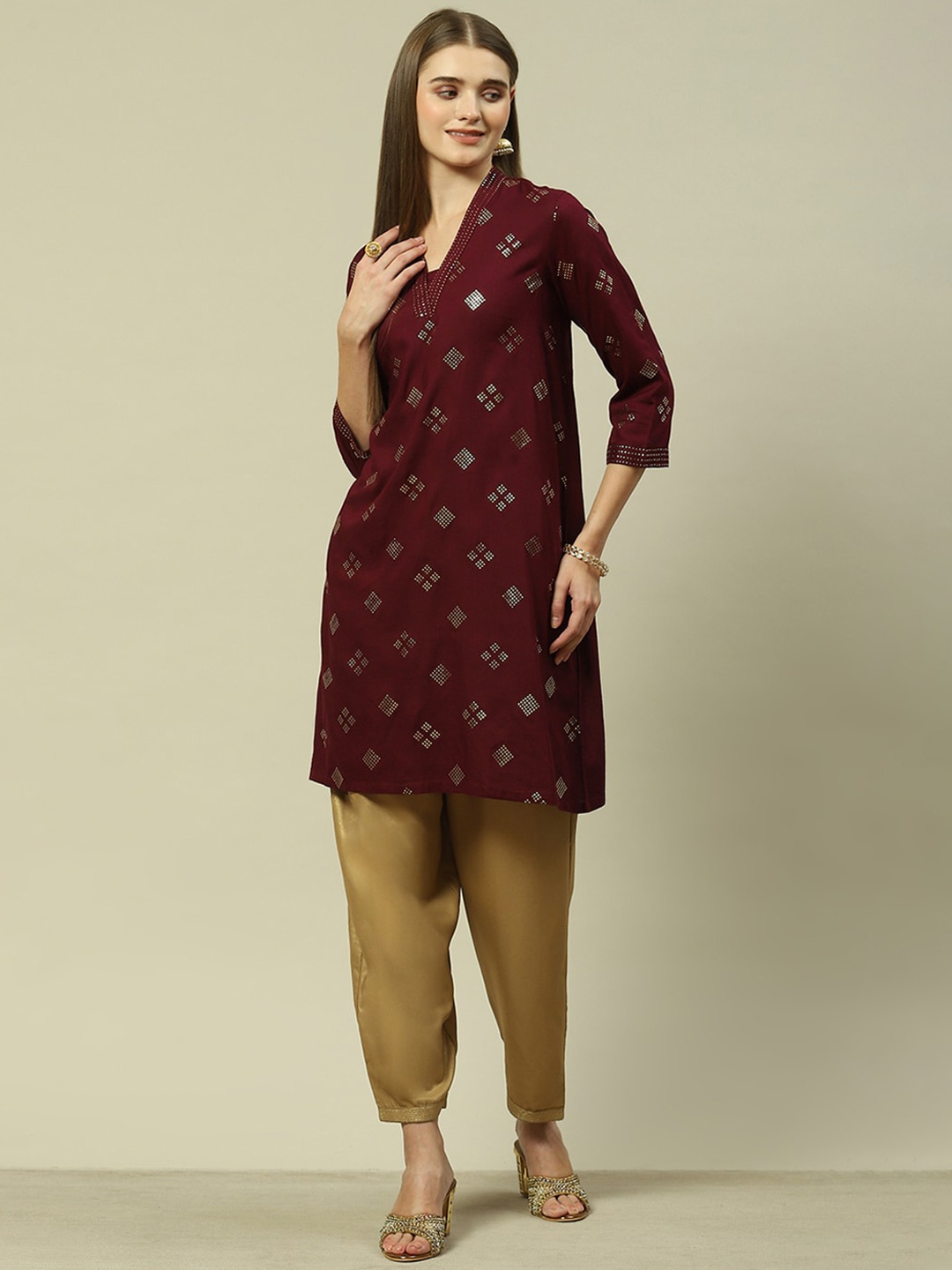 

Rangriti Geometric Embellished Strigth Kurta, Purple