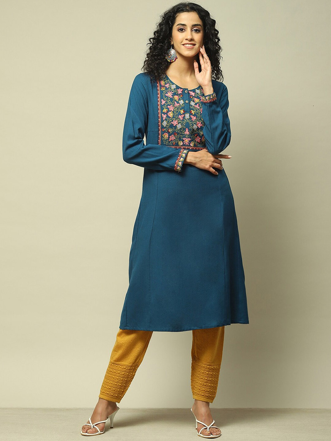 

Rangriti Floral Yoke Design Square Neck Long Sleeves Thread Work Kurta, Teal