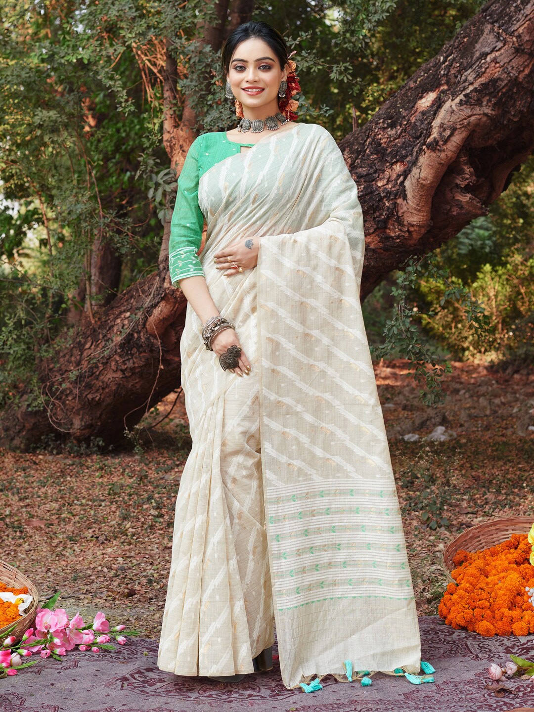 

Fashion Women Petals Woven Design Saree With Blouse Piece, White