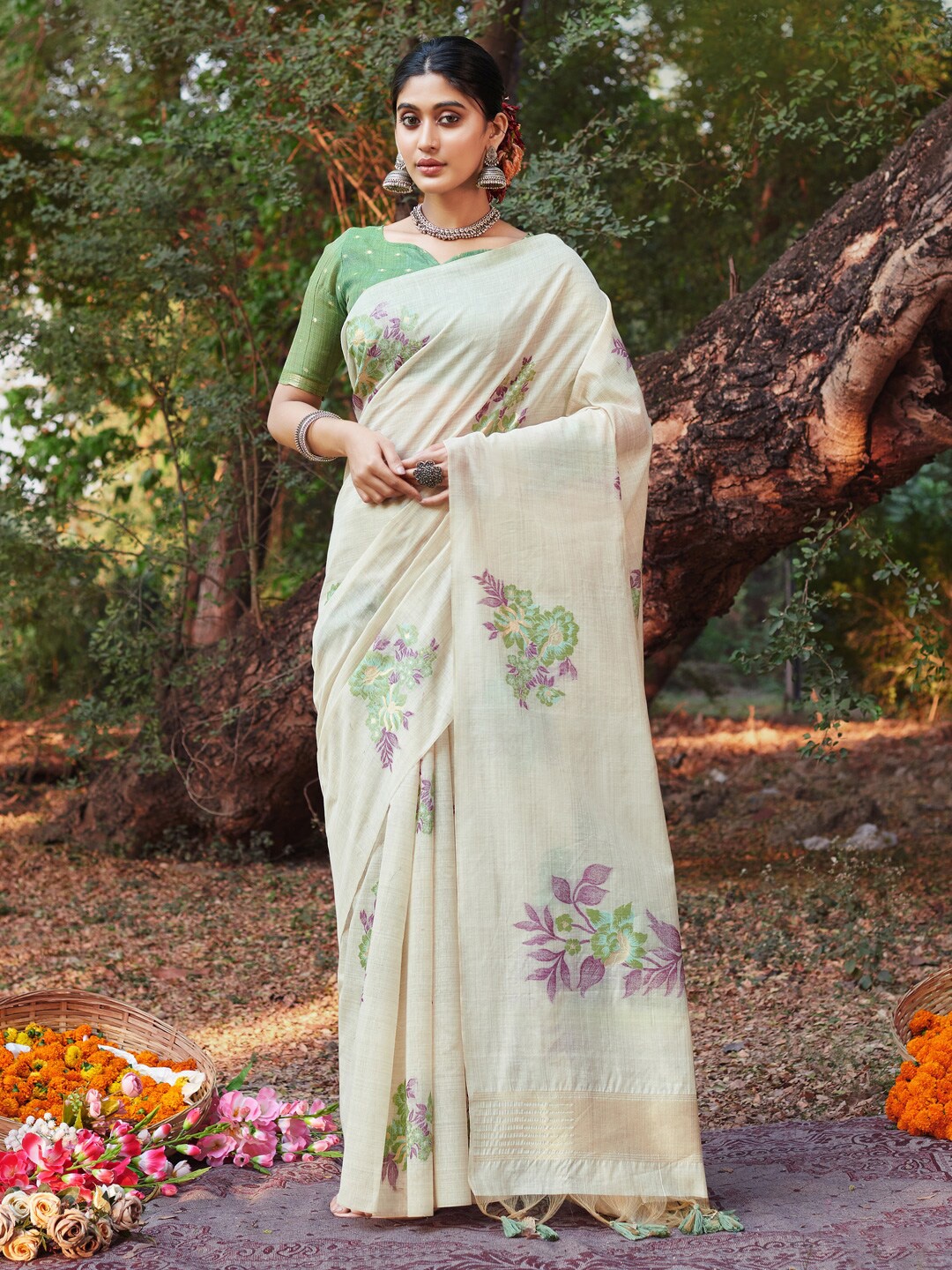 

Fashion Petals Thread Work Traditional Tassels Saree, White