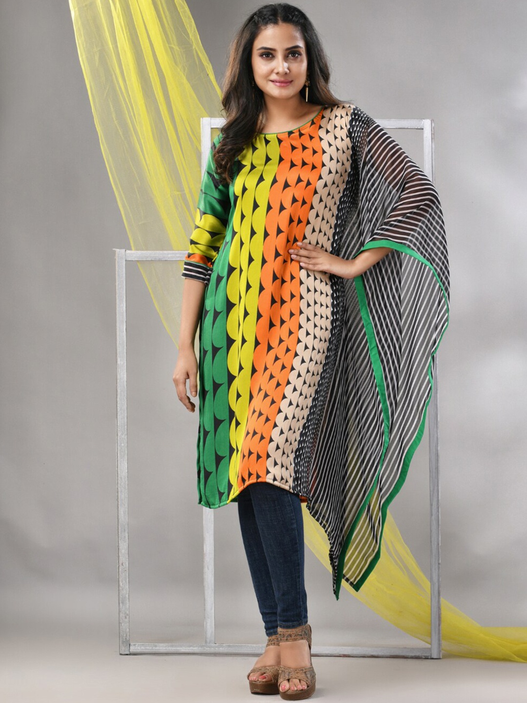 

Charukriti Geometric Printed Satin Straight Kurta, Green