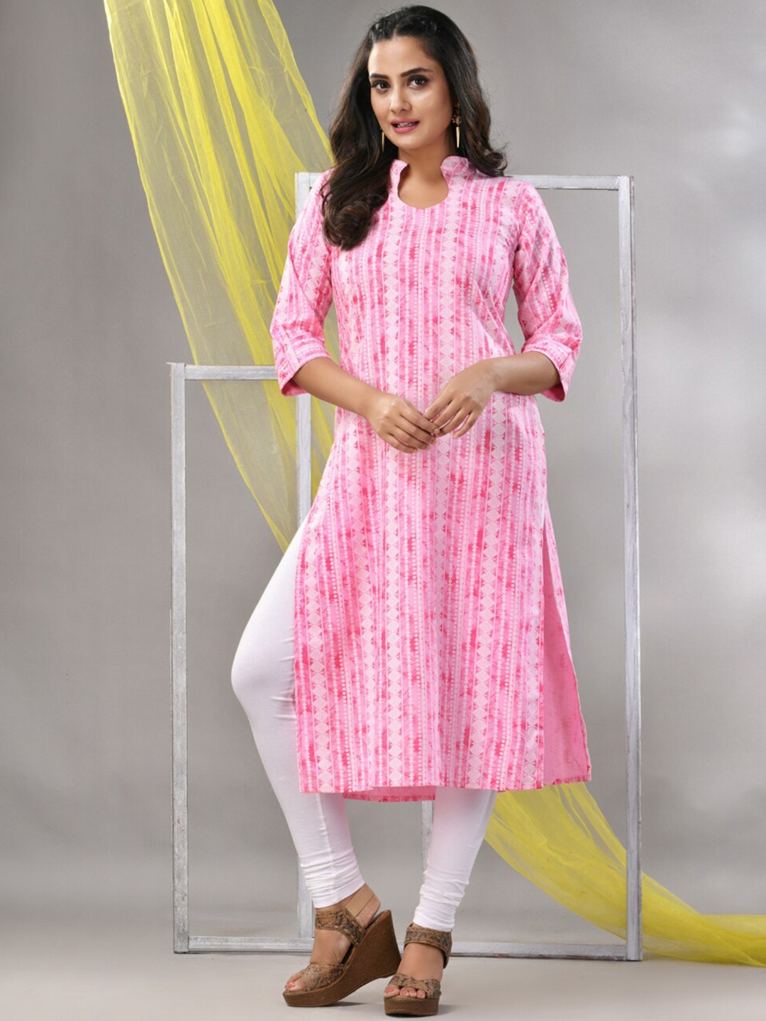 

Charukriti Ethnic Motifs Printed Mandarin Collar Straight Kurta, Pink