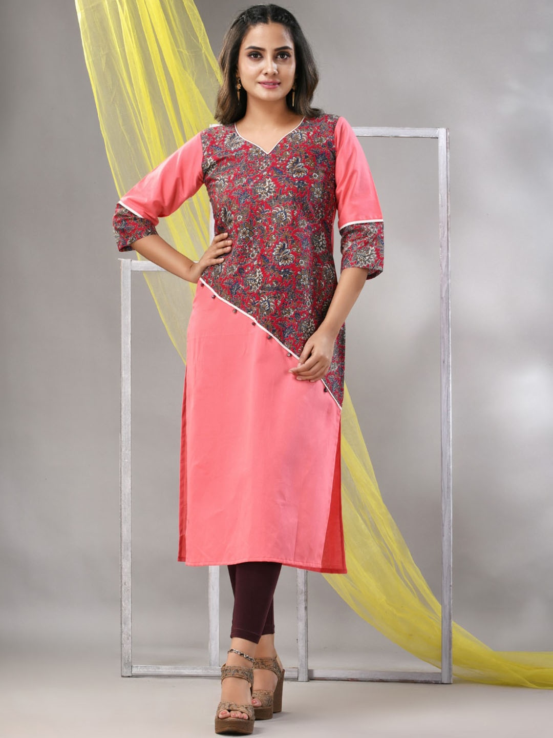 

Charukriti Ethnic Motifs Printed V-Neck Straight Kurta, Pink