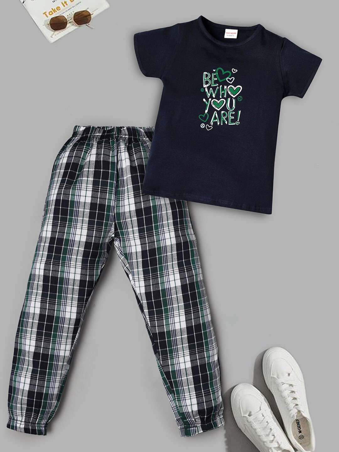 

RAINE AND JAINE Girls Typography Printed Pure Cotton T-shirt & Pyjama, Black