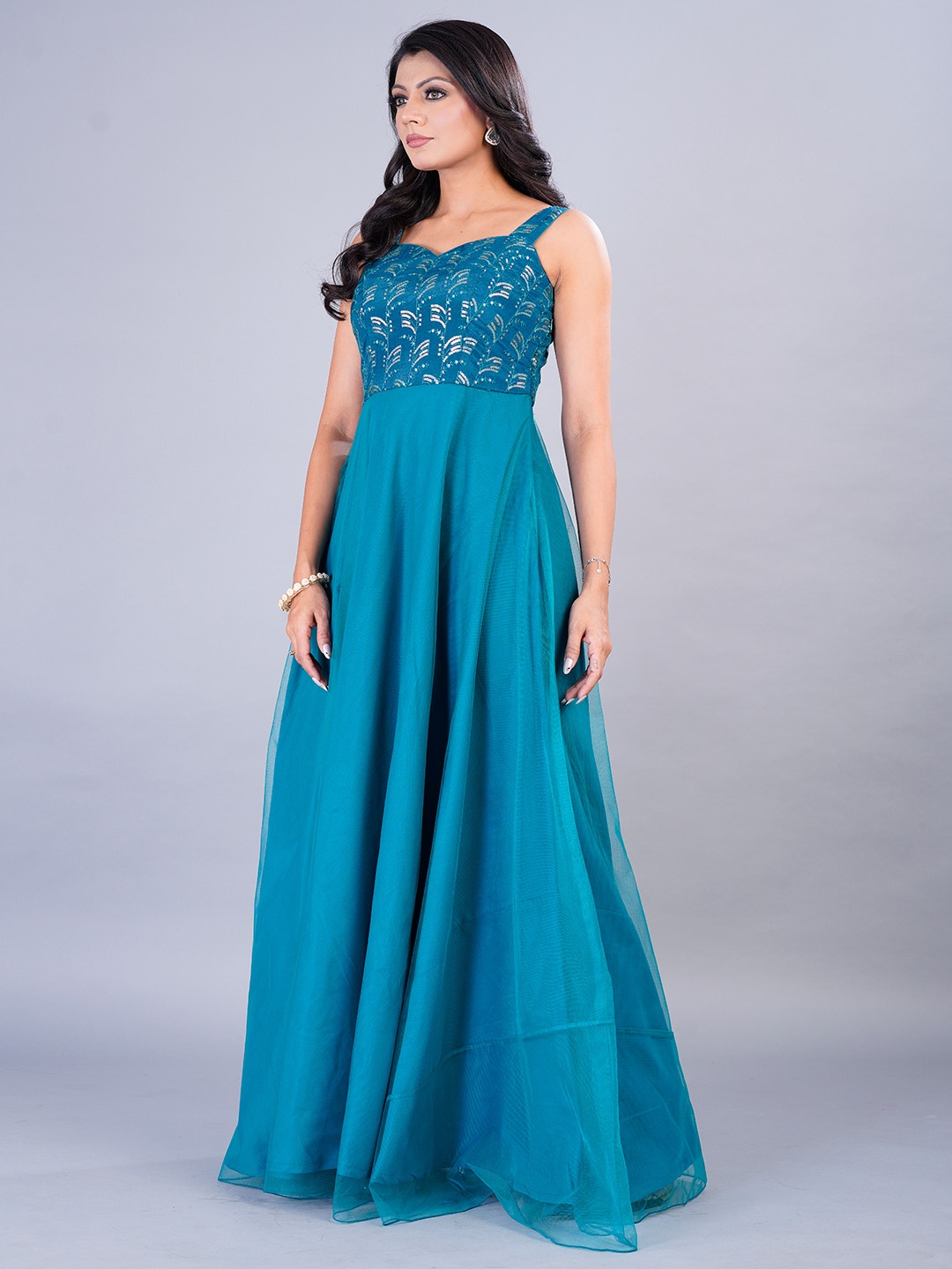 

Ethnovog Cape Sleeves Crepe Maxi Dress With Cape, Green