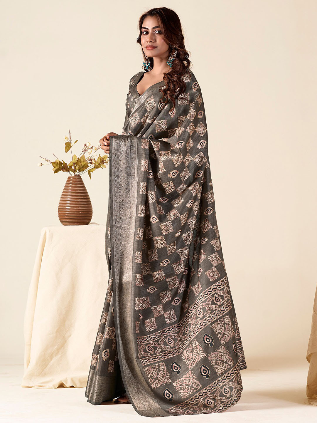 

elora Ethnic Motifs Silk Blend Saree, Grey