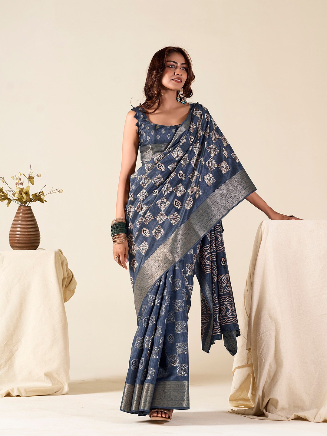 

elora Ethnic Motifs Silk Blend Saree, Blue