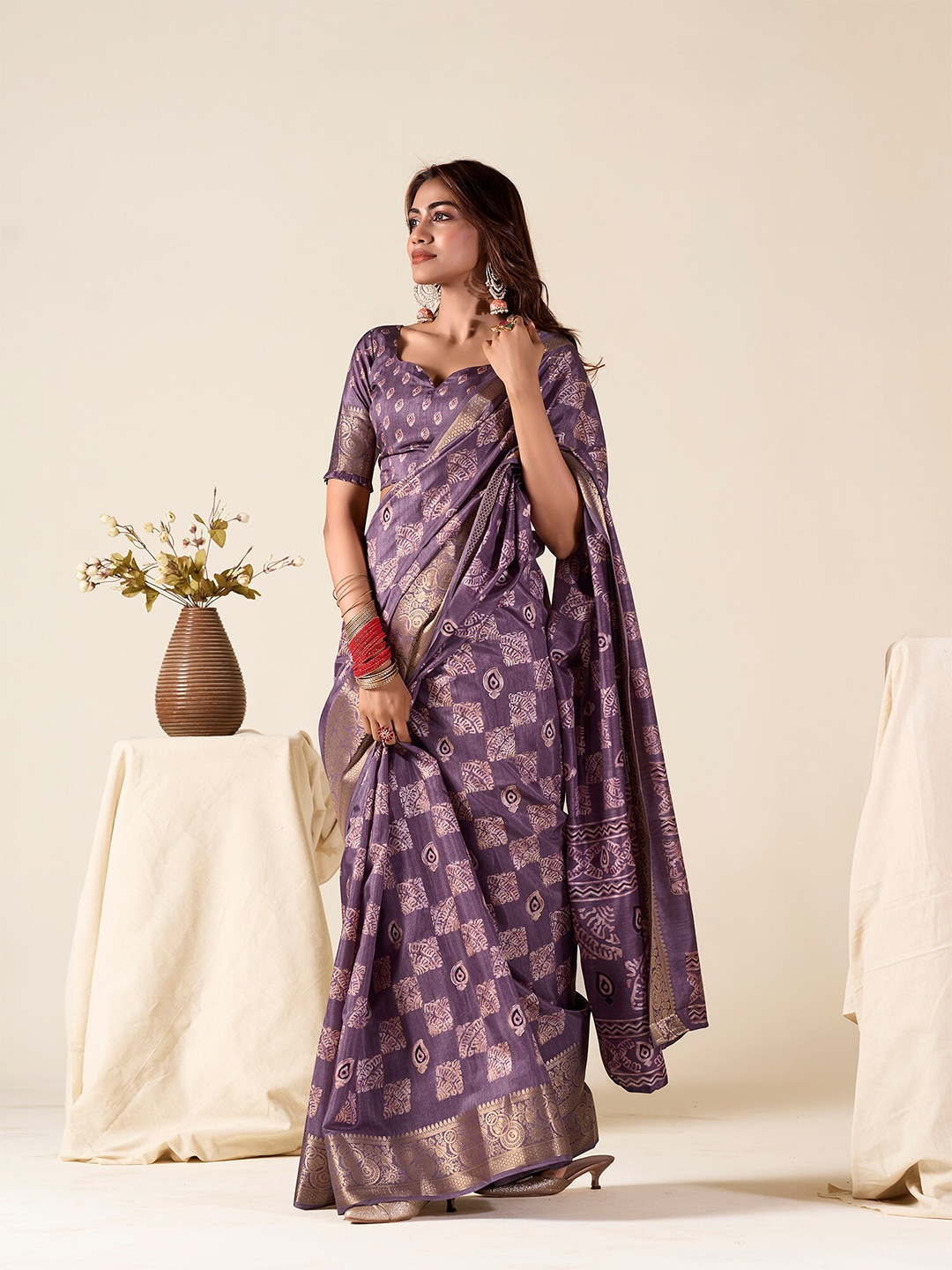 

elora Ethnic Motifs Silk Blend Saree, Violet