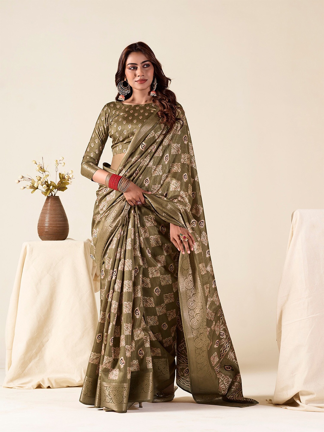 

elora Ethnic Motifs Silk Blend Saree, Green