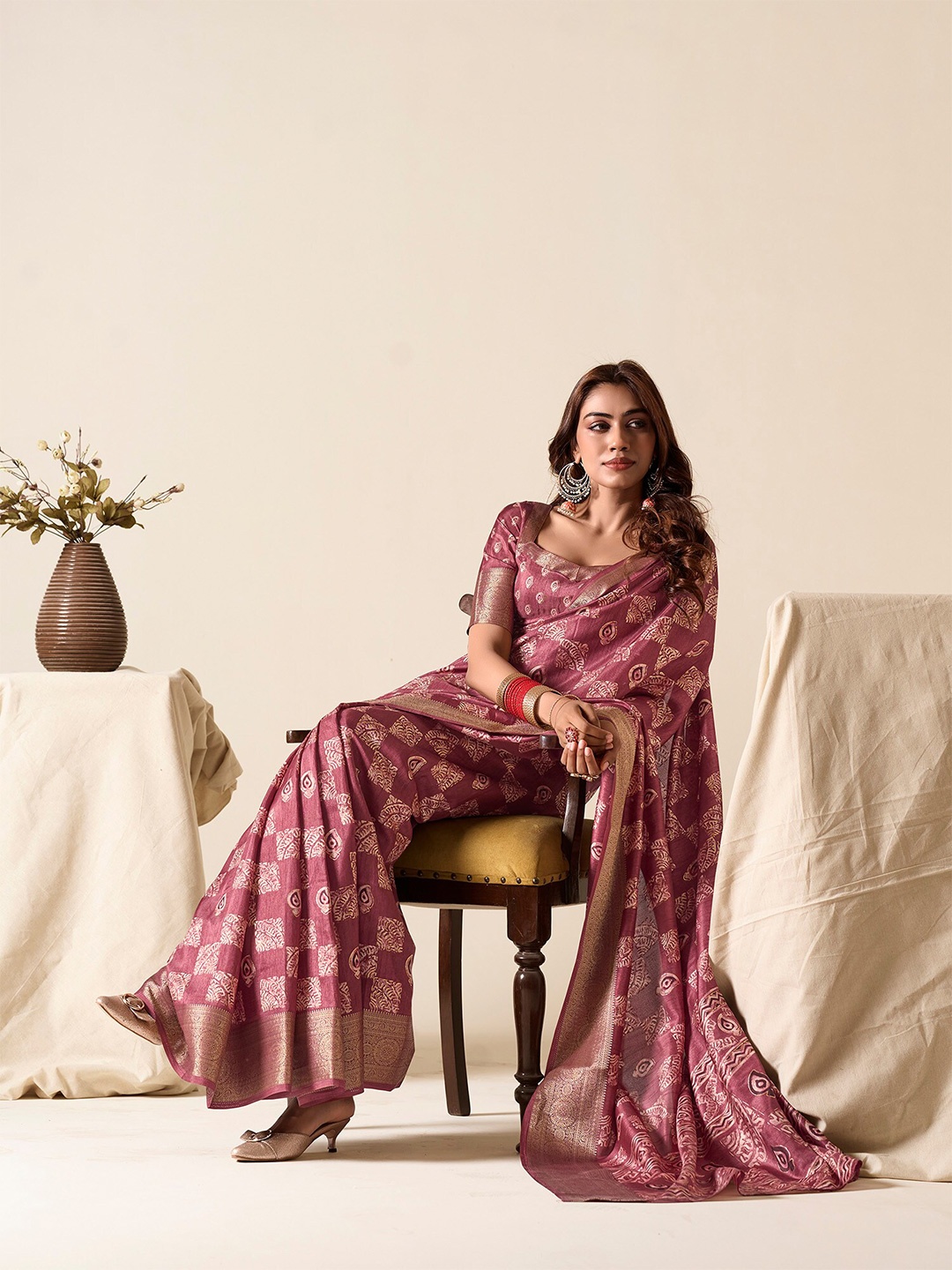 

elora Ethnic Motifs Silk Blend Saree, Maroon
