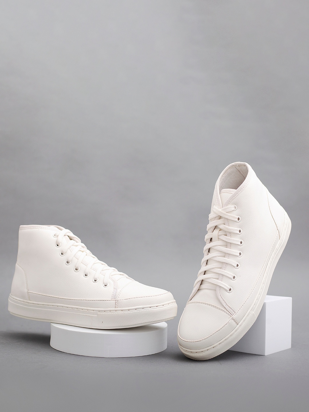 

The Roadster Lifestyle Co. Men White Lightweight Casual Sneakers