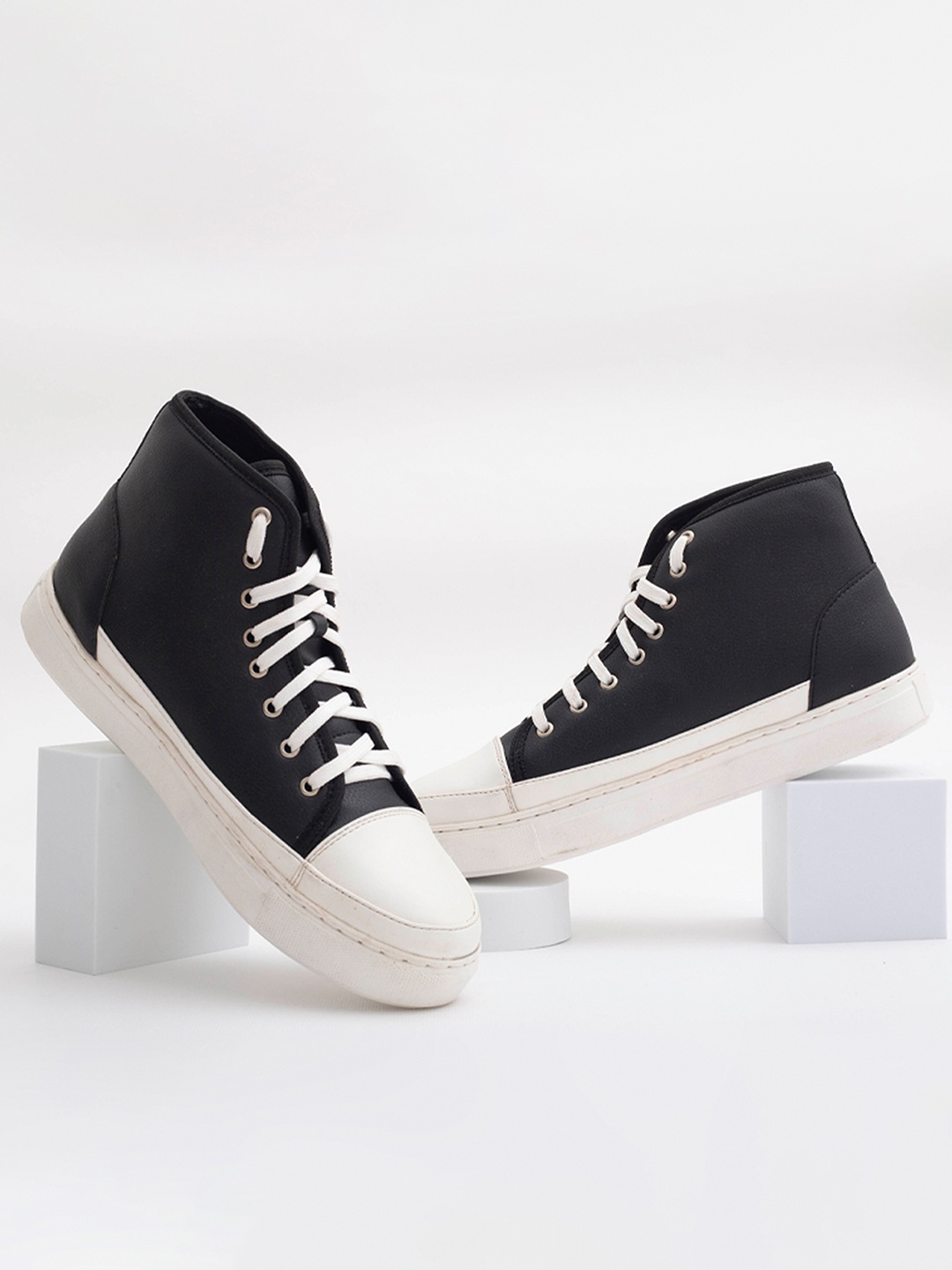 

The Roadster Lifestyle Co. Men Colourblocked Lightweight Mid Top Sneakers, Black