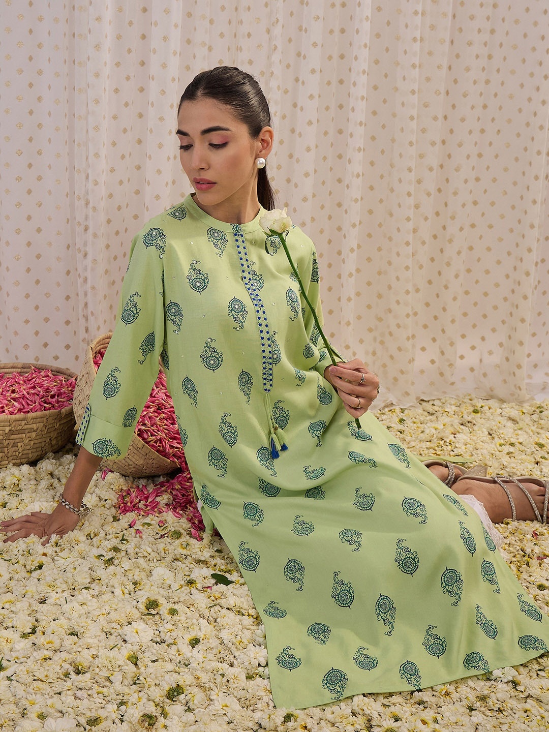 

Indo Era Green Floral Printed Mandarin Collar Straight Kurta