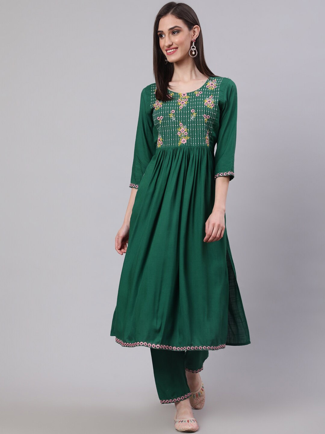 

Light Daisy Floral Yoke Design Round Neck A-Line Kurta With Trousers, Green