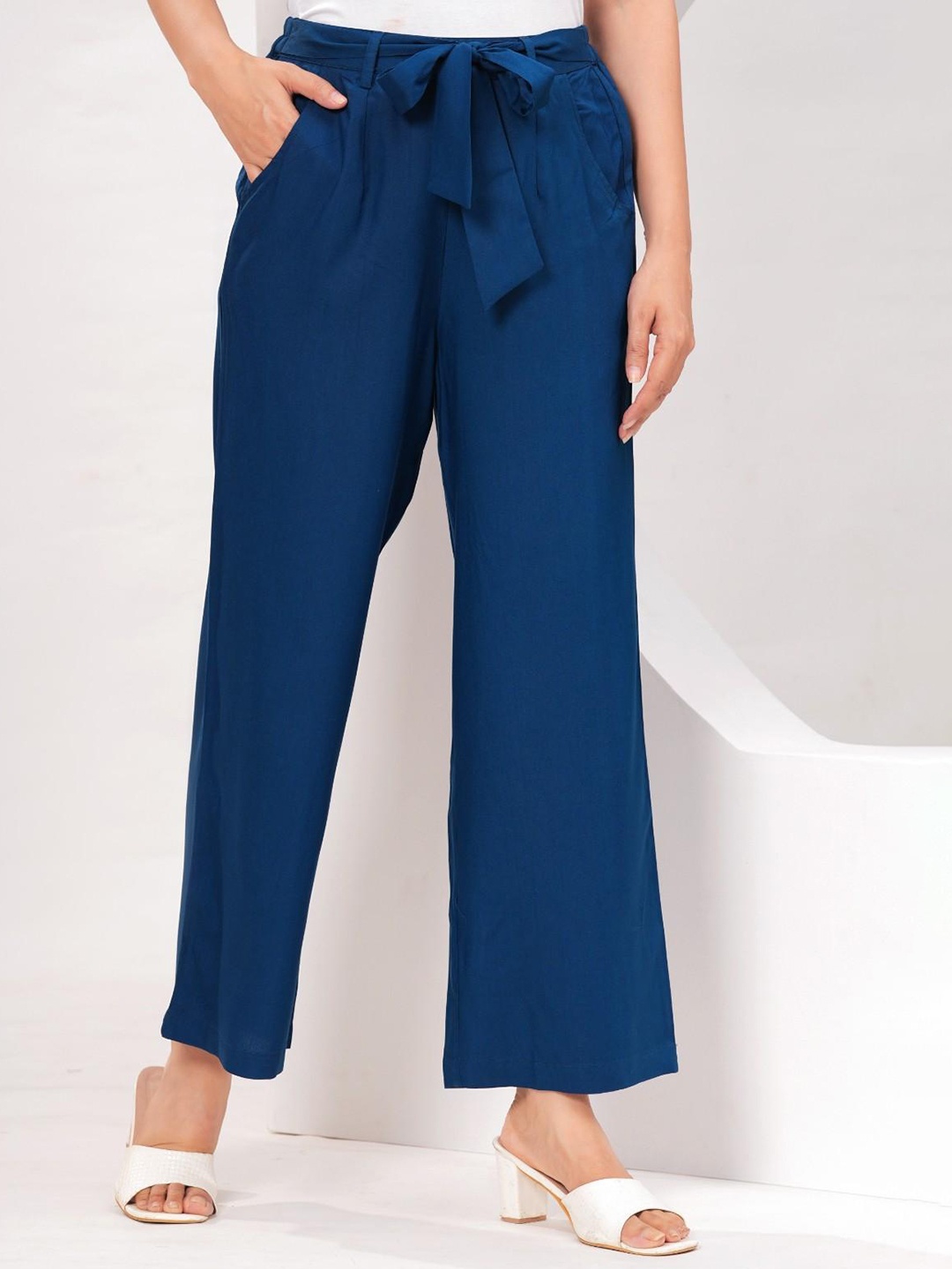 

ETC Women Mid-Rise Straight Fit Pleated Trousers, Blue