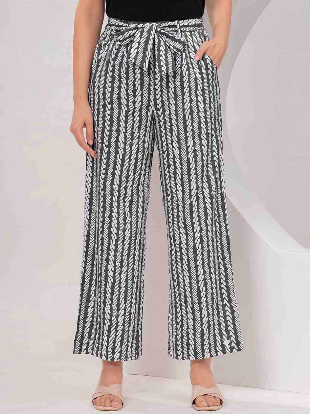 

ETC Women Grey Printed Straight Fit Pleated Wide Trousers