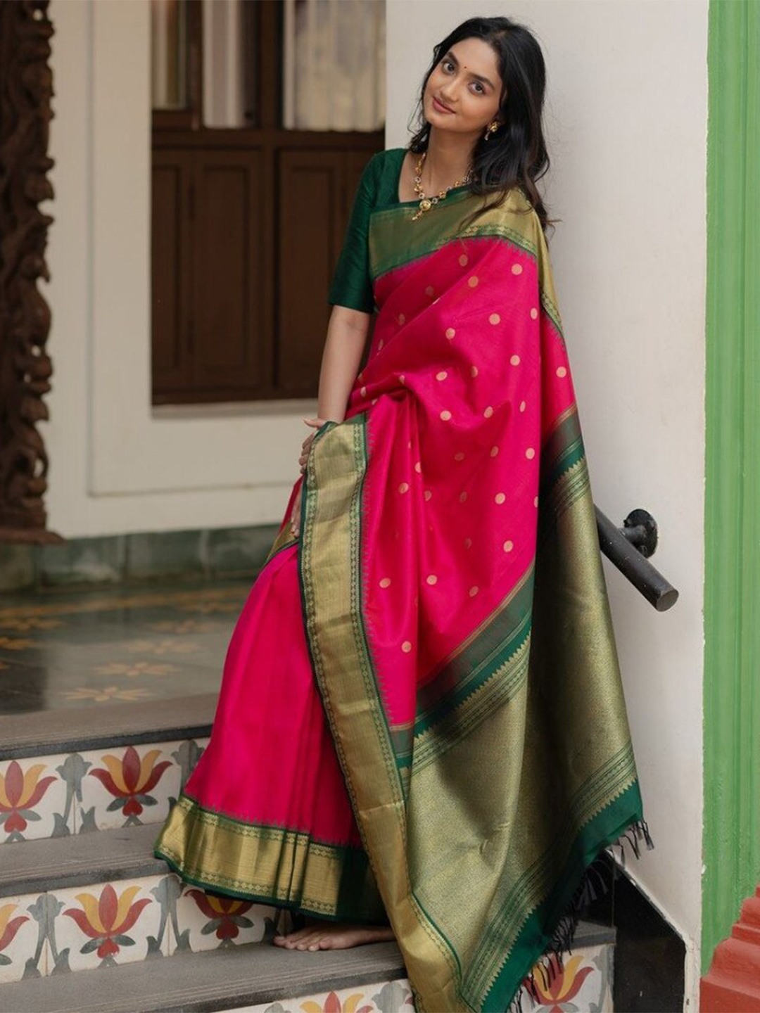 

HOLLYBEE TELLS Woven Design Zari Silk Blend Banarasi Saree, Pink