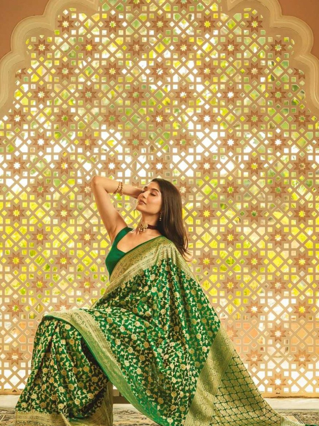 

HOLLYBEE TELLS Ethnic Motifs Zari Silk Blend Banarasi Saree, Green