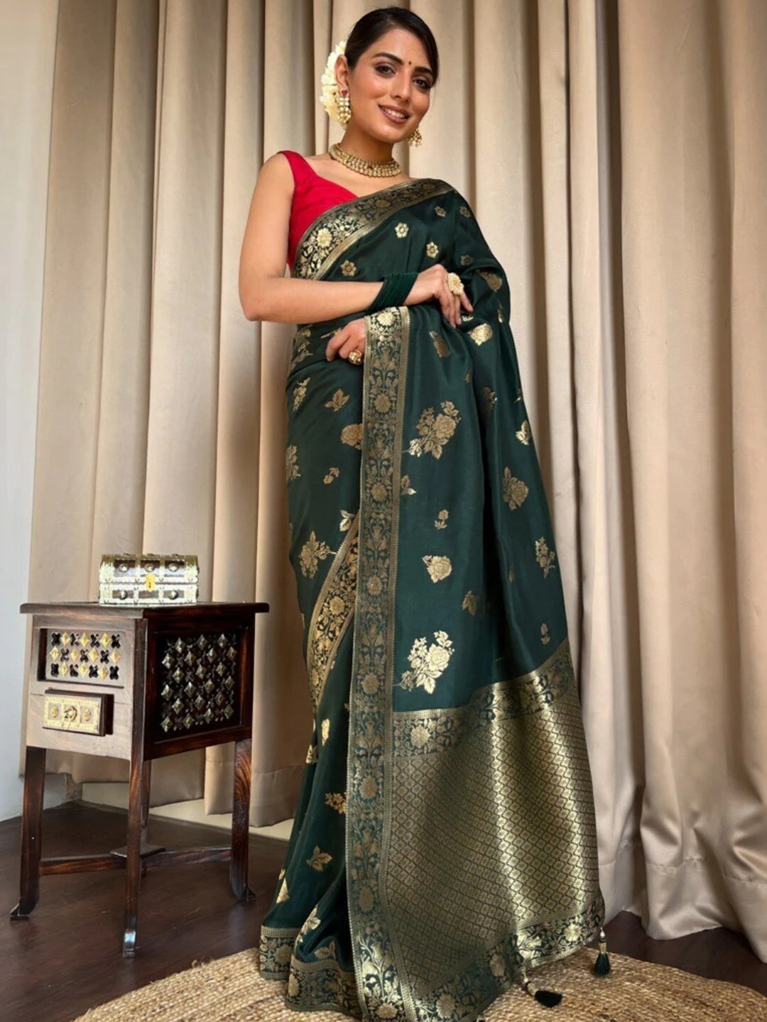 

HOLLYBEE TELLS Ethnic Motifs Zari Silk Blend Banarasi Saree, Green