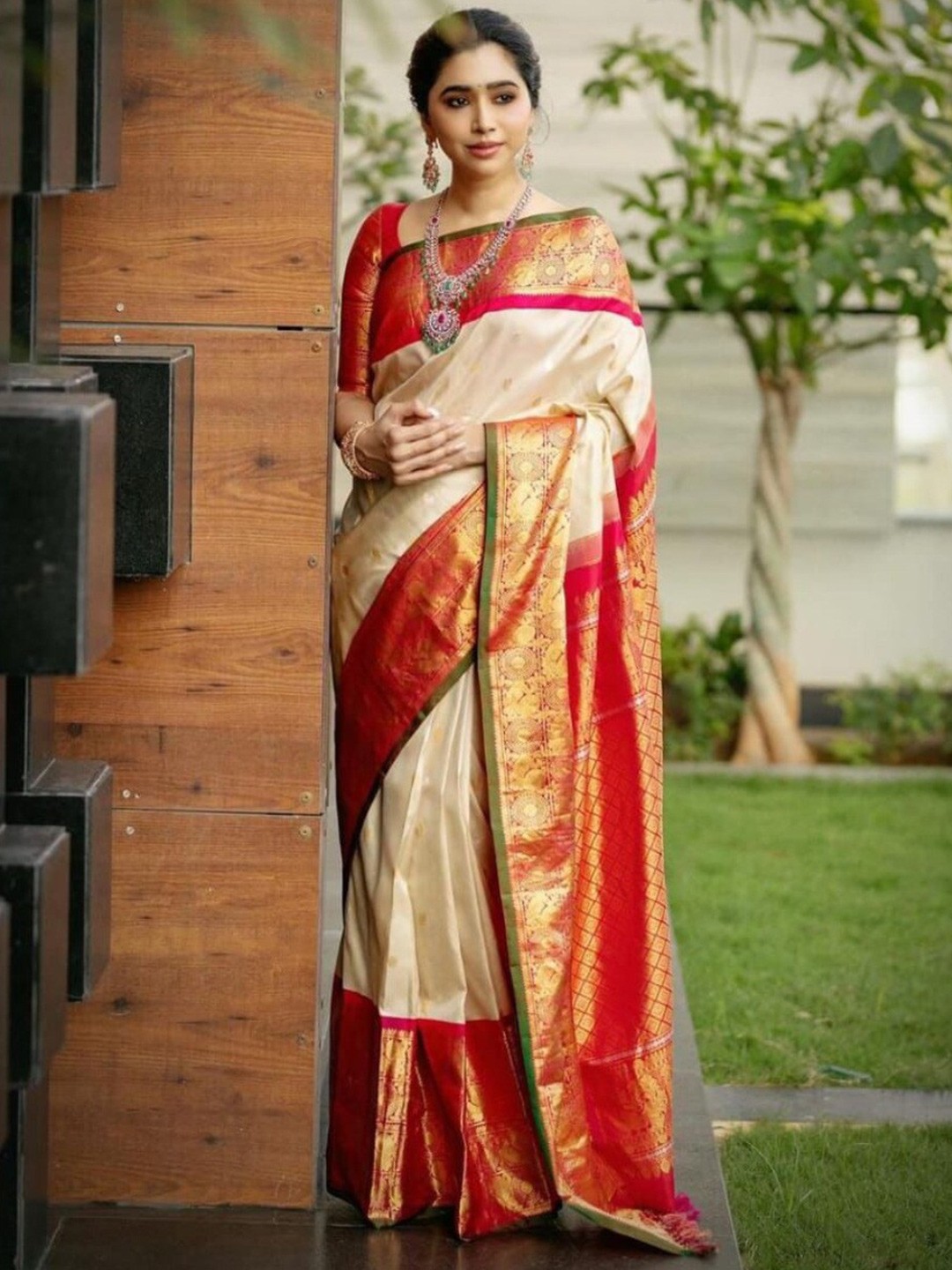

HOLLYBEE TELLS Ethnic Motifs Zari Silk Blend Banarasi Saree, Off white