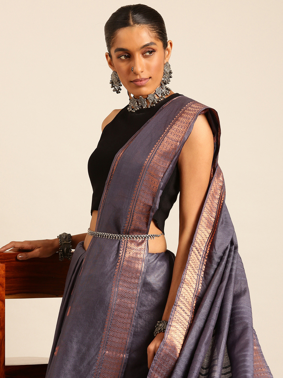 

Taavi Woven Design Zari Handloom Bhagalpuri Saree, Grey