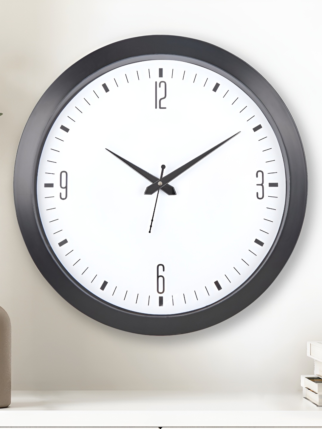 

Home Centre White & Black Contemporary Round Shaped Wall Clock