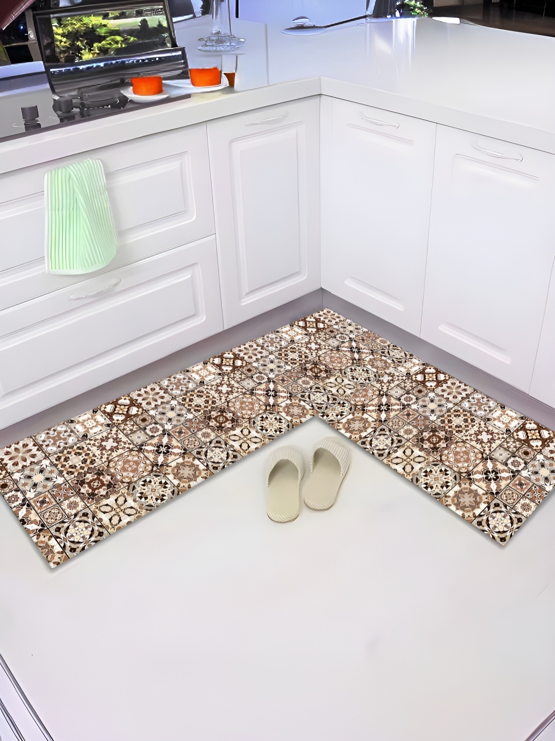 

UMAI Brown 2 Pcs Printed Anti Skid & Quick Drying Rectangular Kitchen Mats