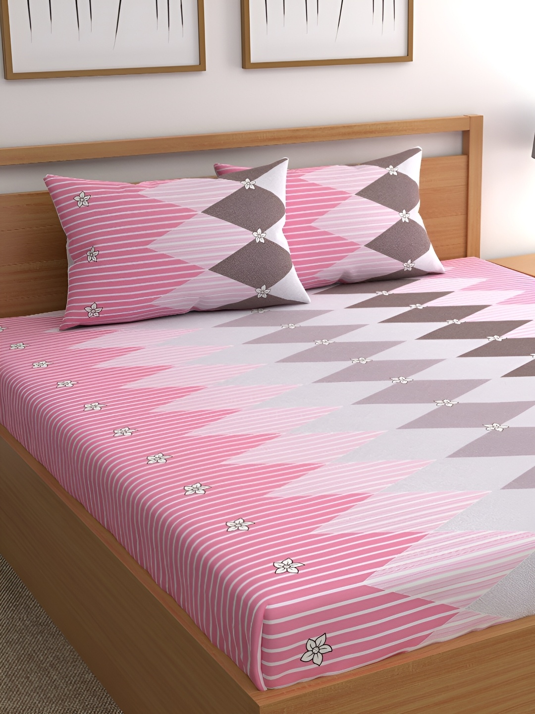 

CHHAVI INDIA Pink & Grey Geometric 210 TC Queen Bedsheet with 2 Pillow Covers