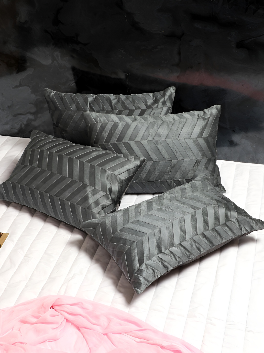 

MFD HOME FURNISHING Grey 4 Pieces Geometric Rectangle Velvet Cushion Covers