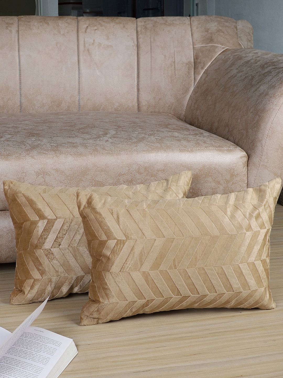 

MFD HOME FURNISHING Brown 2 Pieces Geometric Velvet Rectangle Cushion Cover