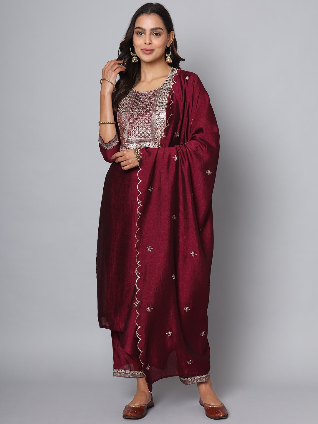 

SUNDARNAARI Yoke Design Round Neck Three-Quarter Sleeves Sequinned Kurta Set, Maroon