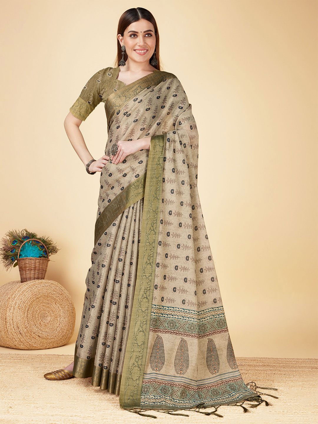 

Ishin Floral Zari Silk Blend Kanjeevaram Saree, Beige