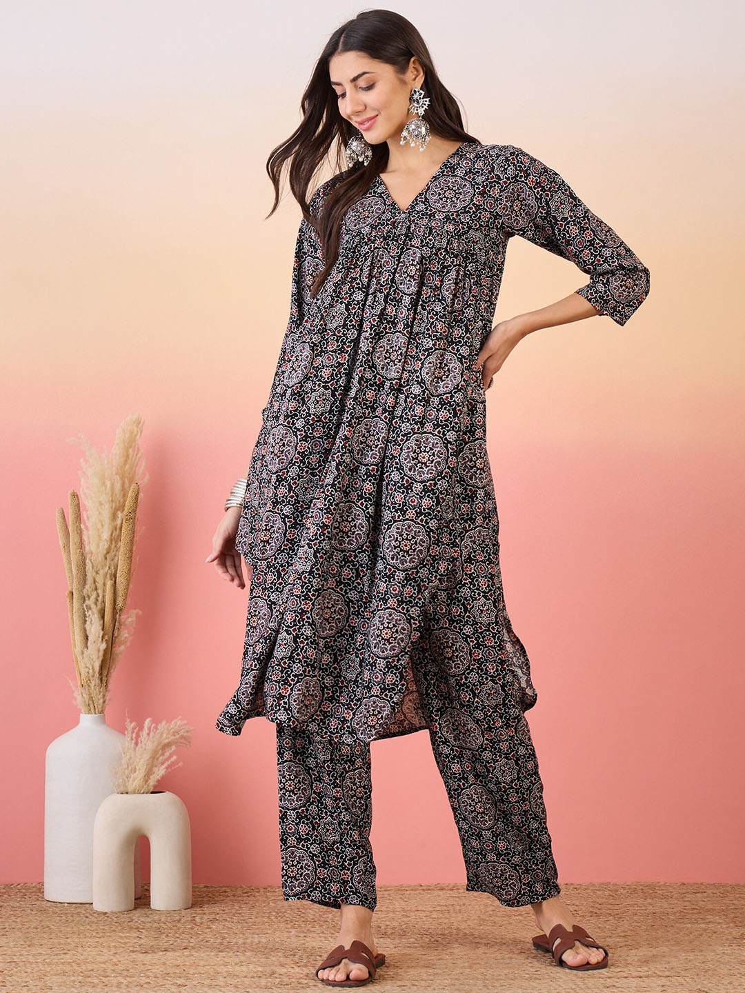 

InWeave Ethnic Motifs Printed Empire Kurta with Trousers, Black