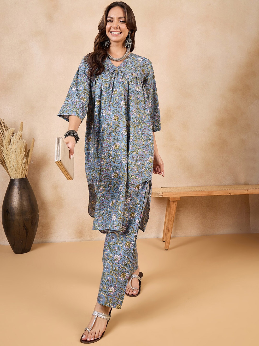 

InWeave Floral Printed V-Neck Straight Kurta with Trousers, Grey