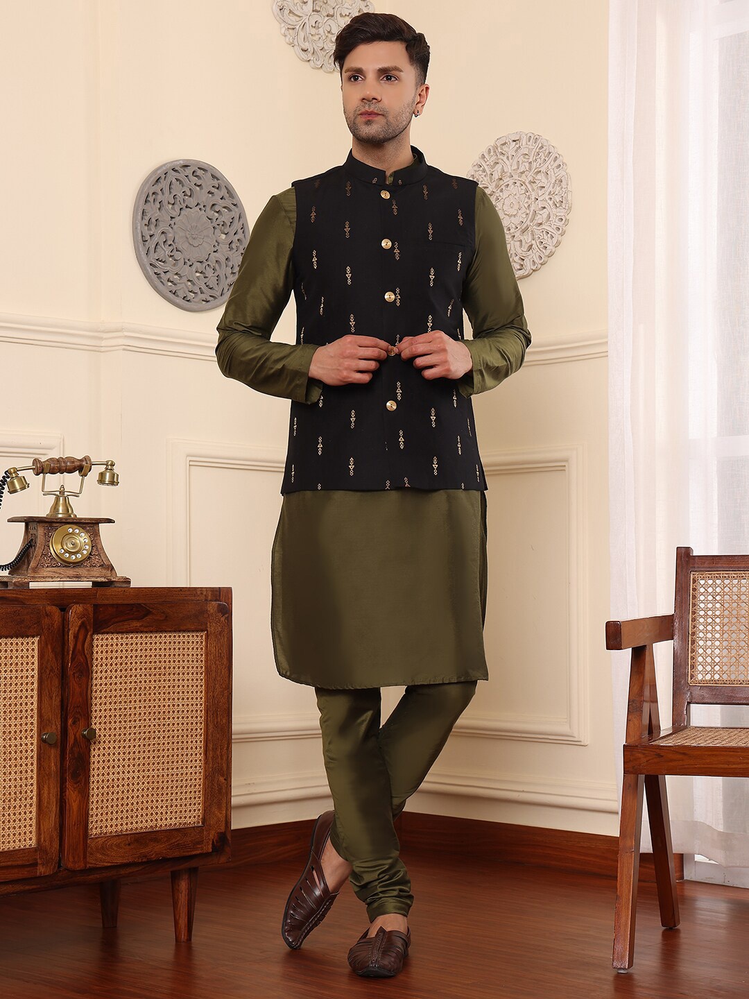

DEYANN Ethnic Motifs Woven Design Mandarin Collar Straight Kurta With Churidar, Black
