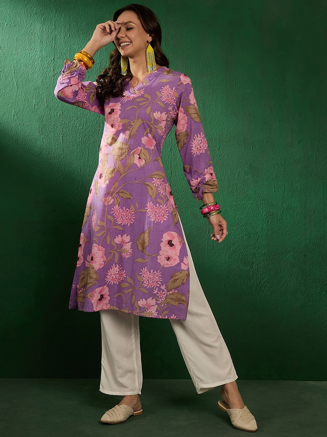 

Sangria Mauve Floral Printed V-Neck Gotta Patti Straight Kurta