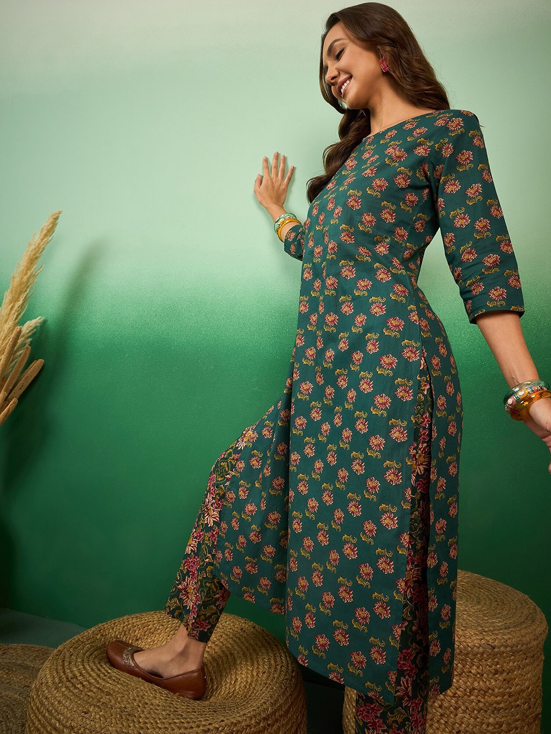 

Sangria Floral Printed Round Neck Pure Cotton Straight Kurta With Trouser, Green