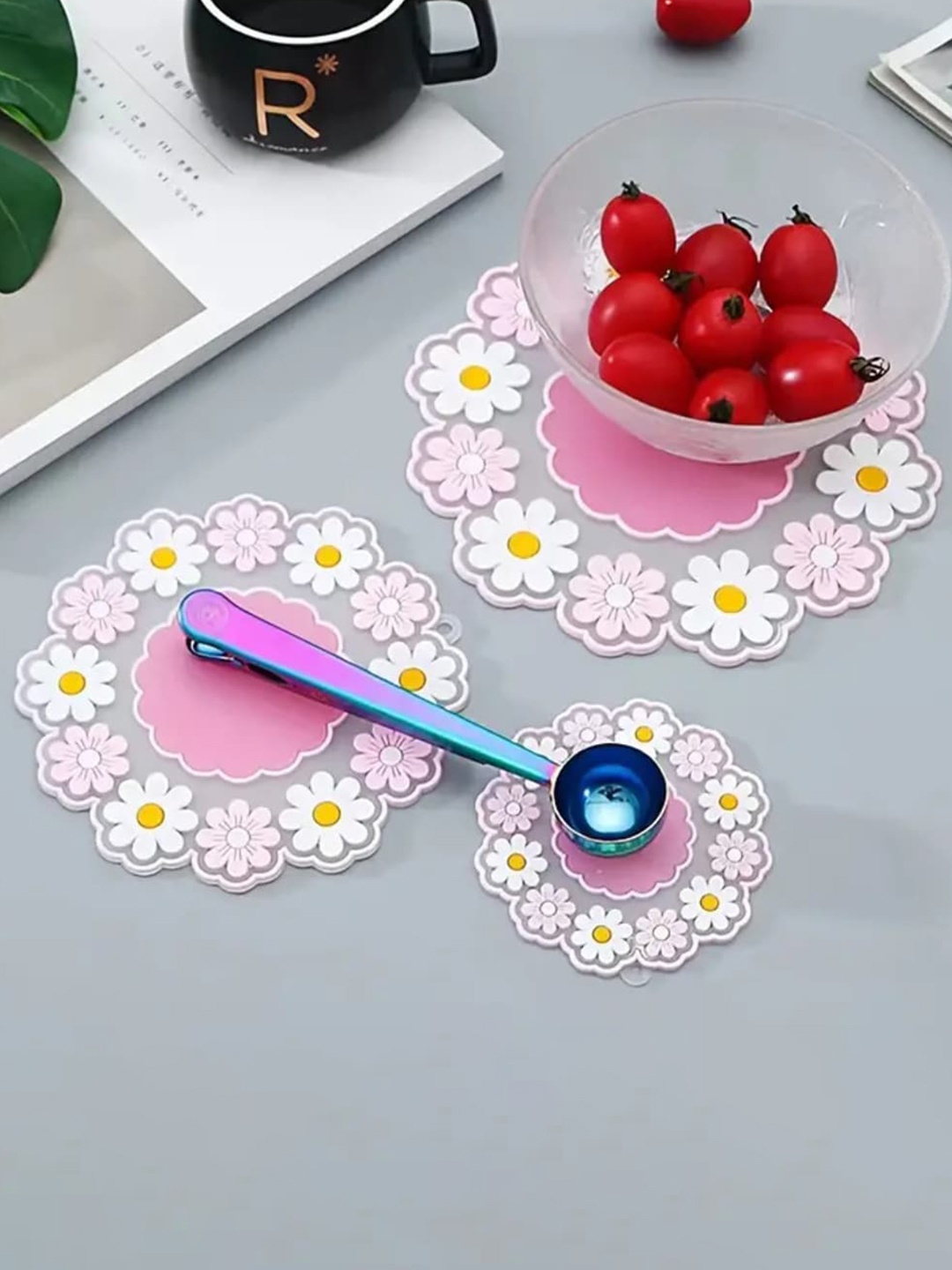 

P-Plus International Pink & White 6 Pcs Floral 3D-Pattern Non-Slip Round Trivets