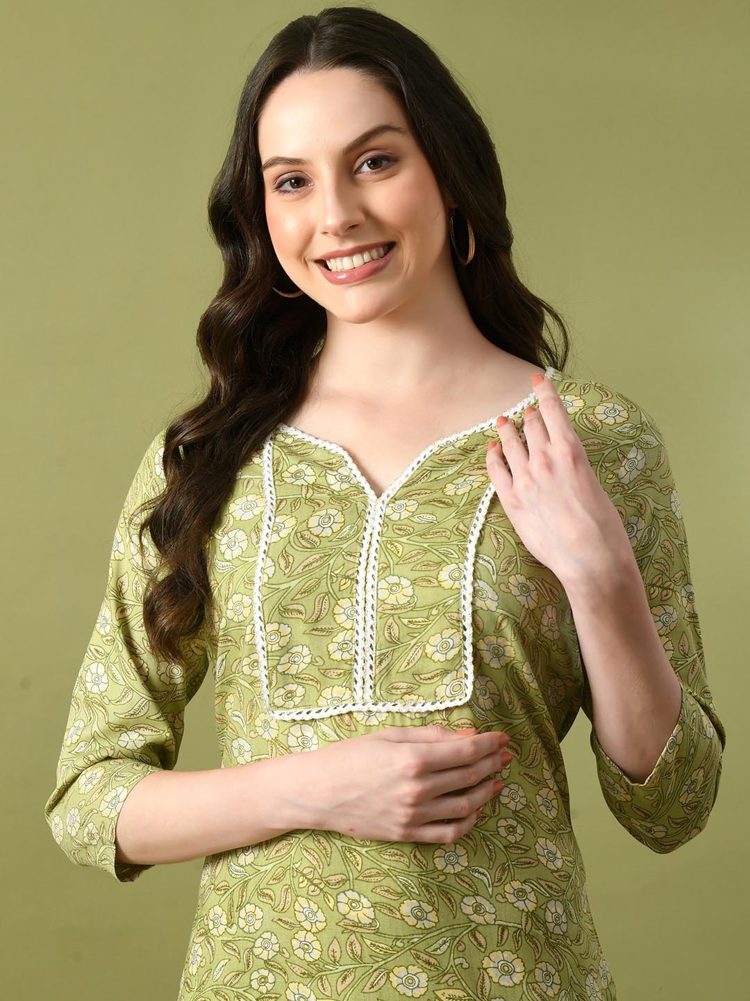 

VIDHANI Notched Neck Floral Printed Straight Kurta with Trouser, Green