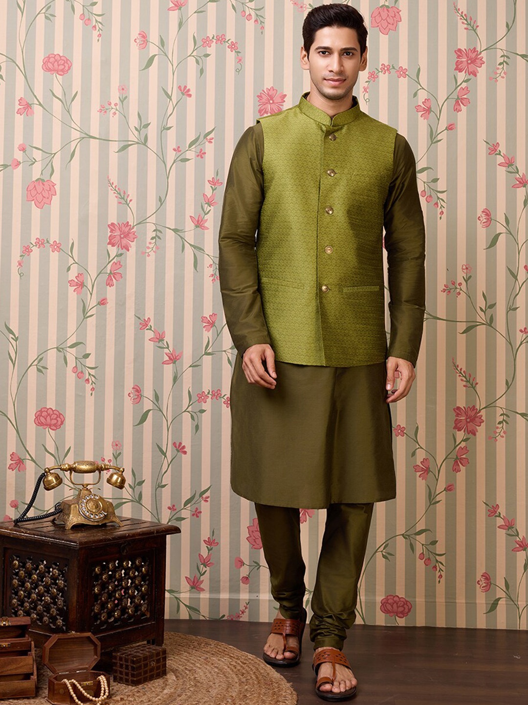 

Ode by House of Pataudi Woven Design Mandarin Collar Long Sleeves Kurta with Churidar, Olive