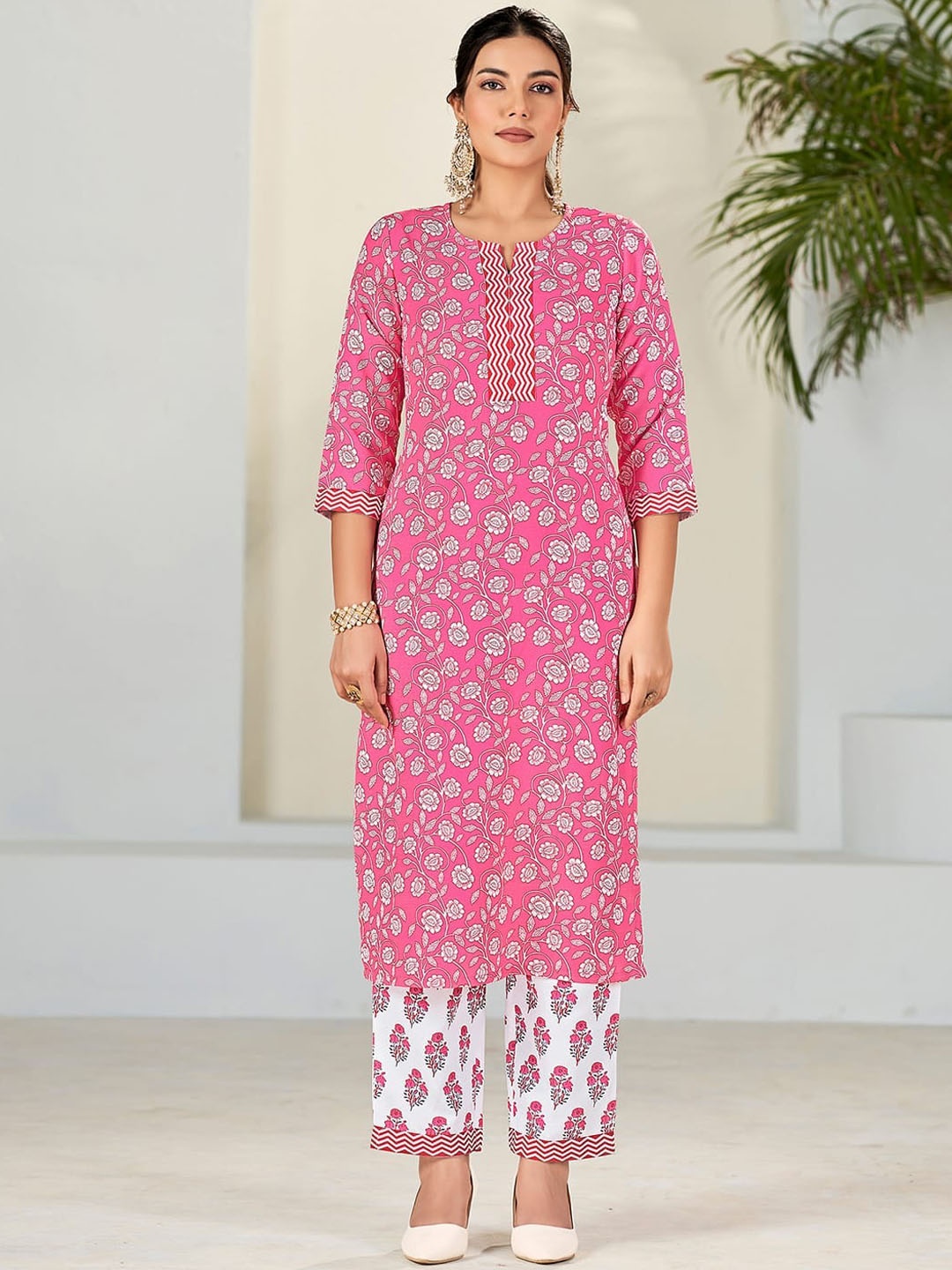 

SKYLEE Pink & White Floral Printed Regular Kurta,Trousers& Dupatta