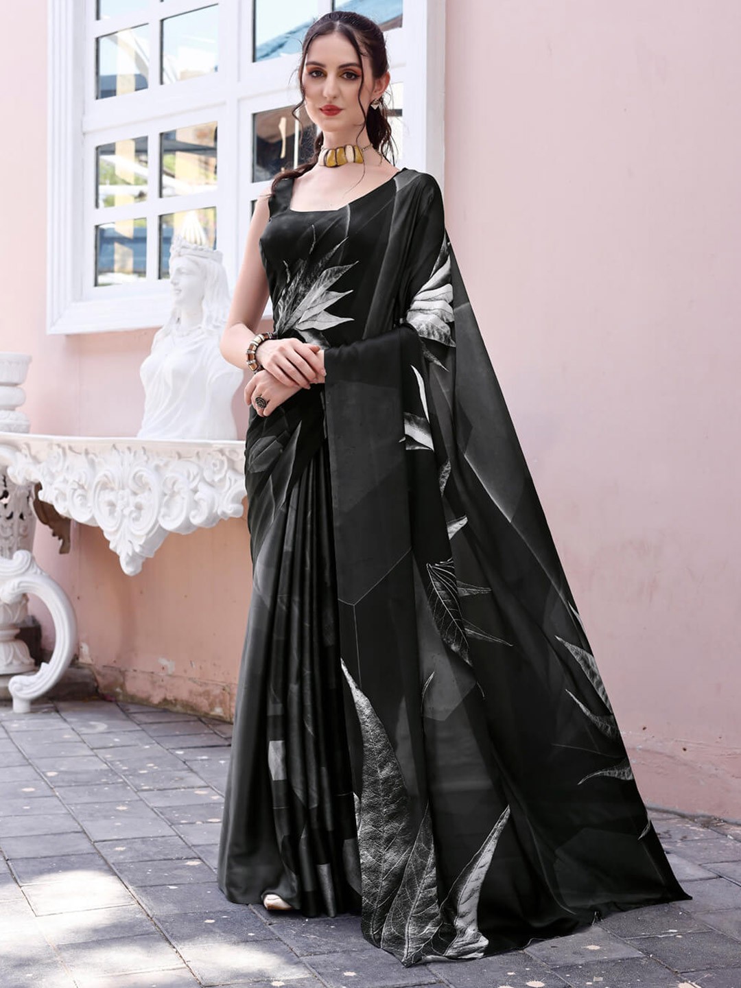 

VenderVilla Satin Saree, Black