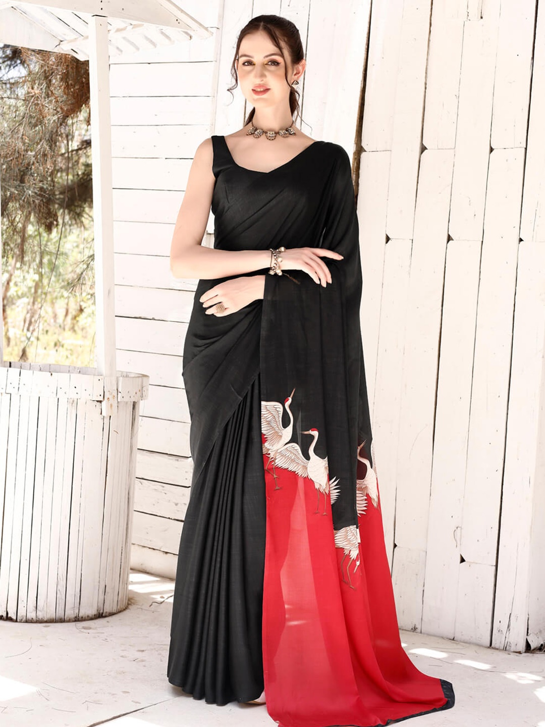 

VenderVilla Colourblocked Satin Saree, Black