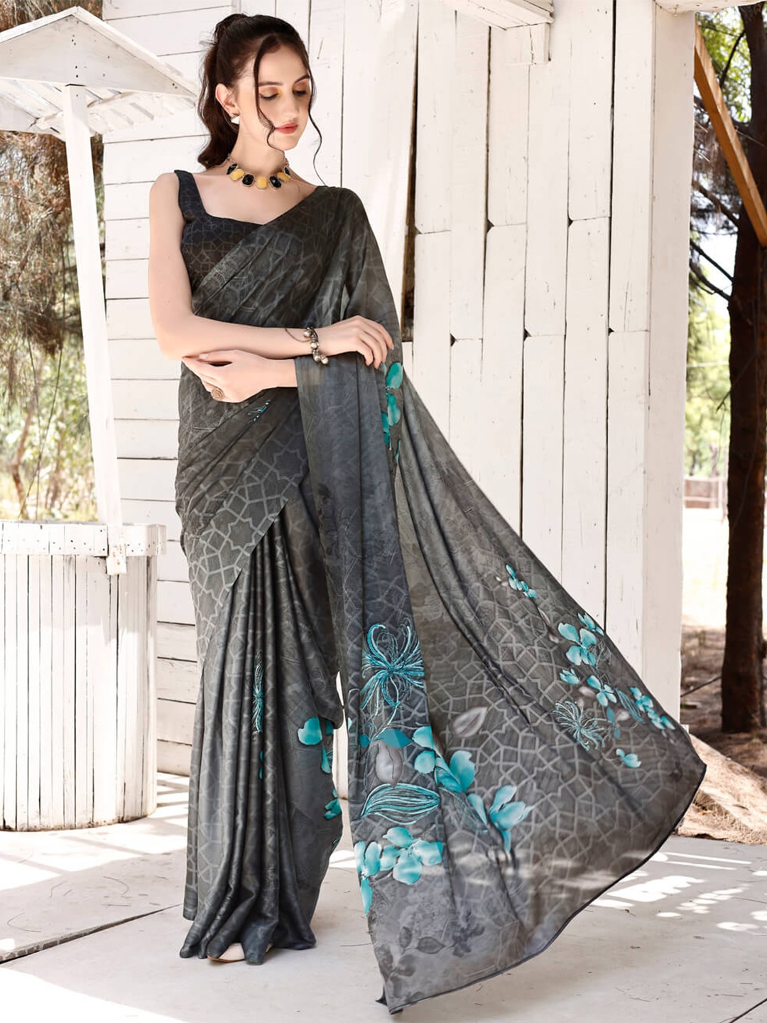 

VenderVilla Printed Satin Saree, Grey