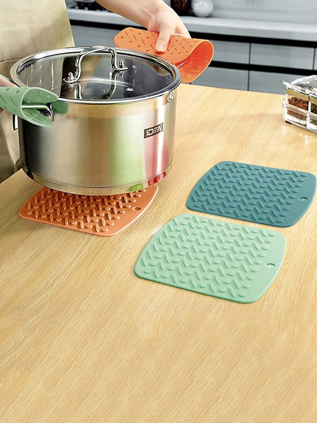 

P-Plus International Blue 4 Pieces Textured Heat Resistant Trivets